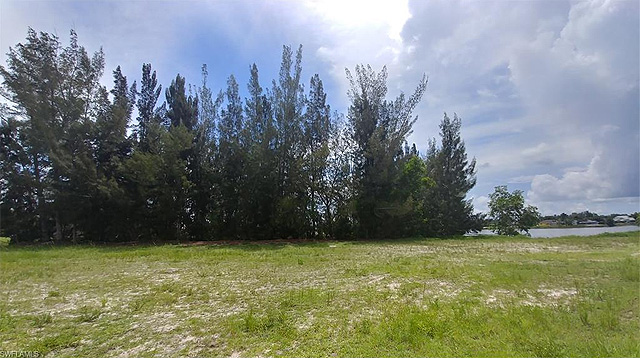 Excellent location on fresh water canal